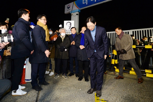 28일 0시를 기해 사면된 김경수 전 경남지사가 이날 새벽 자신이 출소한 경남 창원교도소 앞에서 지지자들을 향해 인사하고 있다. 정부는 지난 27일 이명박 전 대통령과 김경수 전 지사 등이 포함된 신년 특별사면 대상자를 발표했다. 2022.12.28 뉴시스