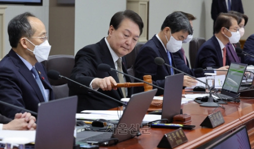 윤석열 대통령이 27일 용산 대통령실에서 열린 국무회의에서 의사봉을 두드리고 있다. 윤 대통령은 이날 국무회의에서 취임 후 두 번째 특별사면안을 심의·의결했다.박지환 기자