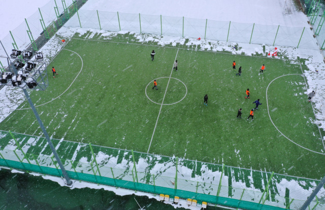 축구 즐기는 학생들. 연합뉴스