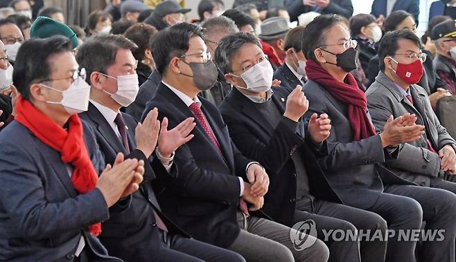 원주 당원협의회에 참석한 국힘 당대표 후보 (원주=연합뉴스) 이상학 기자 = 28일 오전 강원 원주 웨딩타운에서 국민의힘 원주갑 당원협의회 당원 연수가 열려 황교안 전 대표(왼쪽부터)와 안철수, 권성동, 박정하, 유상범, 윤상현 의원이  행사에 참석해 앉아 있다. 2022.12.28 hak@yna.co.kr