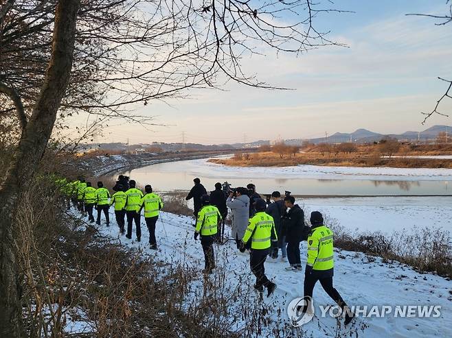 택시기사·동거녀 살인 사건 관련 수색 현장 (파주=연합뉴스) 27일 오후 경기 파주시의 한 강가에서 경찰이 살해당한 50대 여성의 시신을 찾기 위해 수색 중이다. 
    앞서 지난 25일 파주시에서 택시 기사를 살해한 혐의로 붙잡힌 30대 남성 피의자가 4개월 전에 전 여자친구인 50대 여성을 살해해 이 일대에 유기했다고 이날 자백했다. 2022.12.27 [독자제공, 재판매 및 DB 금지] jhch793@yna.co.kr