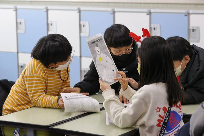 일선 초등학교들이 겨울 방학을 맞은 지난 20일 오후 부산 동래구 온천초등학교에서 초등생들이 겨울방학 생활계획표를 짜고 있다. (사진=뉴스1)