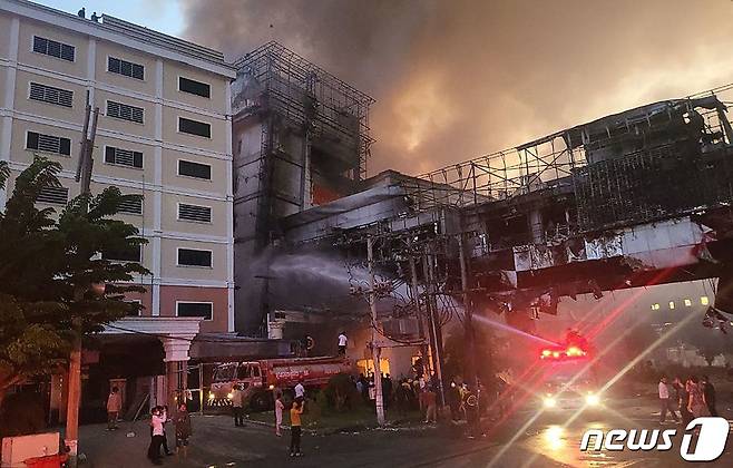 29일 캄보디아 포이펫의 그랜드 다이아몬드 시티 호텔 카지노 화재 현장에서 소방관들이 화재를 진압하고 있다. 2022.12.29/뉴스1 ⓒ AFP=뉴스1 ⓒ News1 김민수 기자