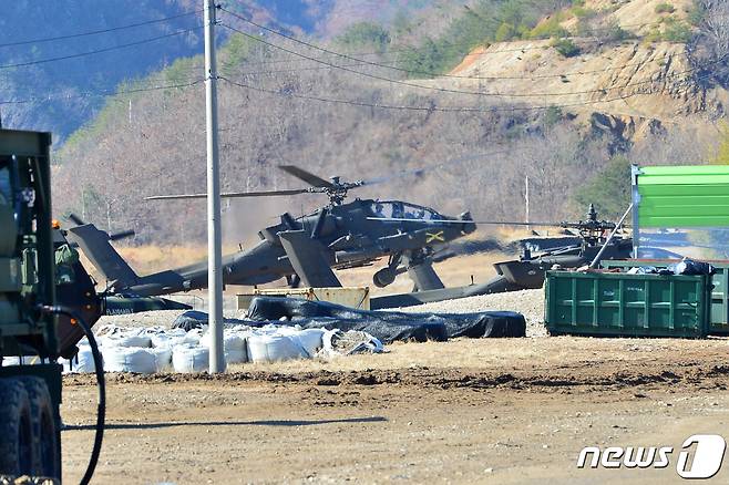 미 육군 공격 헬기인 아파치 가디언(AH-64E)이  경북 포항시 남구 장기면 군 사격장에서 사격 전술 훈련을 하기 위해 이륙하고 하는 모습. 2020.2.13/뉴스1 ⓒ News1 최창호 기자