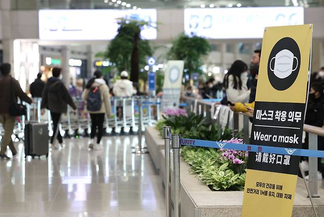 29일 오전 인천국제공항 제1터미널 입국장에 마스크 착용 관련 안내문이 세워져 있다. /연합뉴스