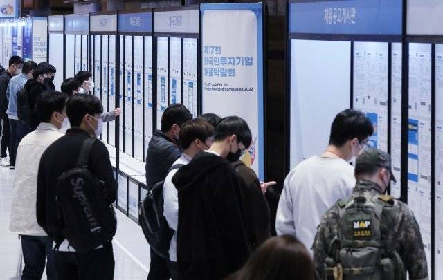 한 채용박람회에서 구직자들이 채용공고 게시판을 살펴보는 모습. 뉴시스