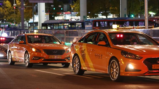 서울역 택시 승강장에 카카오 택시가 대기하고 있다. 택시 플랫폼은 승객의 택시 이용 정보를 5년 이내의 기간 동안 보관하다 파기한다. 연합뉴스