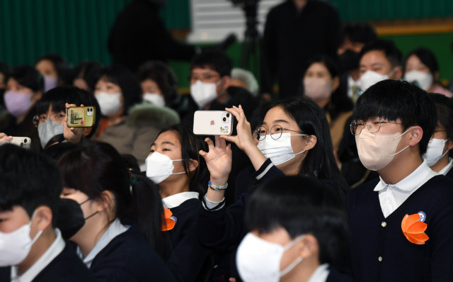 ▲ 도내 초중고등학교 졸업식이 시작된 가운데 29일 춘천교육대학부설초등학교에서 학생들이 졸업식 모습을 사진과 영상으로 담고 있다. 김정호