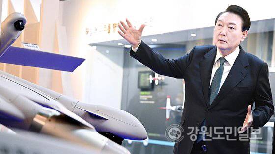 ▲ 윤석열 대통령이 29일 오전 대전 국방과학연구소를 찾아 무인기 연구개발 현장을 살펴보고 있다 사진/대통령실 제공