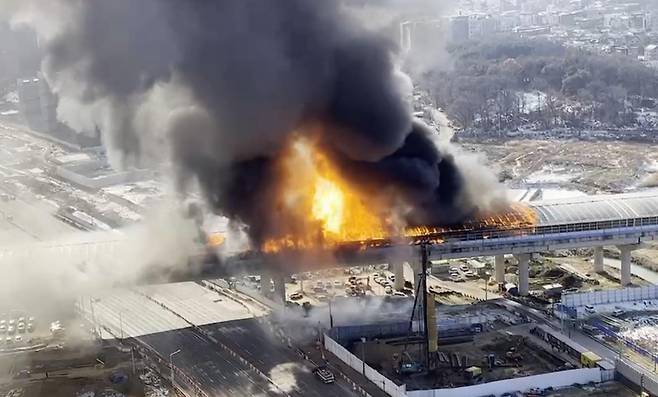 An aerial view of a burning sound barrier along northbound Second Gyeongin Expressway on Thursday. (Yonhap)