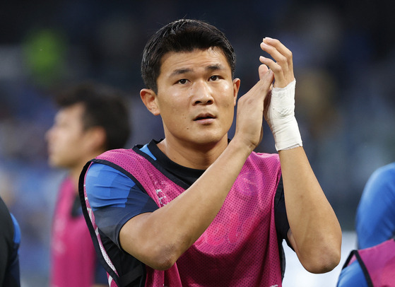 Napoli's Kim Min-Jae warms up ahead of a match at Stadio Diego Armando Maradona in Naples, Italy on Oct. 12  [REUTERS/YONHAP]