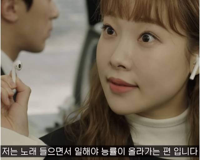 SNL코리아 'MZ오피스' 중 이어폰 관련 에피소드를 다룬 장면. 유튜브 캡처