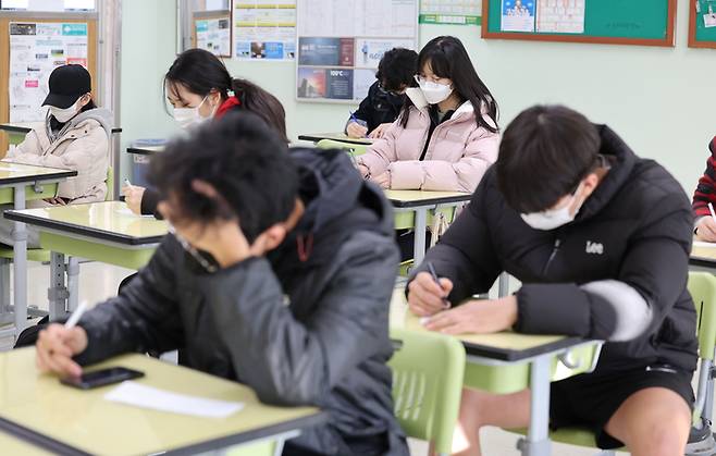 지난달 18일 오전 서울 영등포구 선유고등학교에서 고3 학생들이 전날 치른 2023학년도 대학수학능력시험 가채점표를 작성하고 있다. [사진 출처 = 연합뉴스]