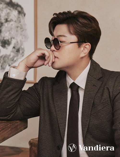 가수 김호중의 아이웨어 착용샷이 공개됐다. 사진= 반디에라
