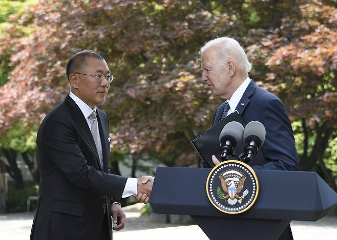 2022년 국내 모빌리티업계는 어느 해 보다 치열한 1년을 보냈다. 사진은 지난 5월 단독 면담을 한 정의선(왼쪽) 현대차그룹 회장과 조 바이든 미국 대통령. /사진=현대차그룹