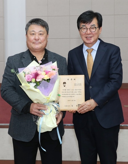 김성한 전 감독(왼쪽)과 김성 장흥군수.