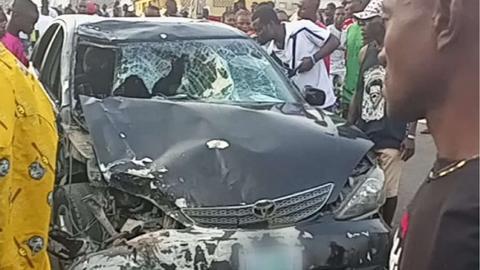 [서울=뉴시스]나이지리아 동남부 도시 칼라바르에서 27일(현지시간) 유명 카니발 축제가 열린 가운데 차량 돌진 사고가 발생해 최소 14명이 숨지고 다른 24명이 다쳤다. 사고를 낸 차량의 모습. <사진출처: 트위터> 2022.12.29