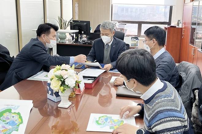 [증평=뉴시스] 강신욱 기자 = 김희식(왼쪽) 충북 증평부군수가 중소기업중앙회 여의도 본사를 방문해 에듀팜특구에 인력개발원 유치를 건의하고 있다. (사진=증평군 제공) 2022.12.29. photo@newsis.com *재판매 및 DB 금지