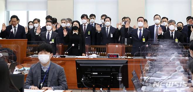 [서울=뉴시스] 이영환 기자 = 29일 오전 서울 여의도 국회에서 열린 '용산 이태원 참사 진상규명과 재발방지를 위한 국정조사 특별위원회 전체회의' 2차 기관보고에서 오세훈 서울시장, 김광호 서울경찰청장 등이 증인선서를 하고 있다. 2022.12.29. 20hwan@newsis.com