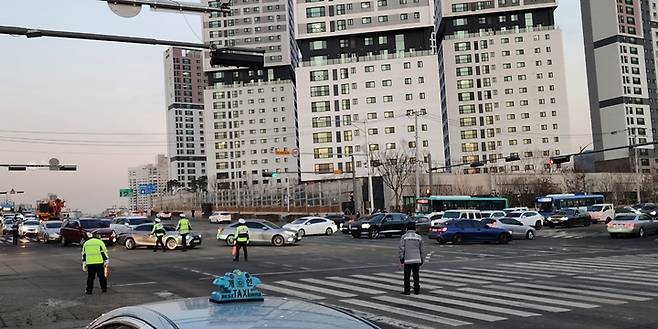 [과천=뉴시스] 제2경인고속도로 화재로 주변 도로가 극심한 정체를 빚고 있다.  *재판매 및 DB 금지