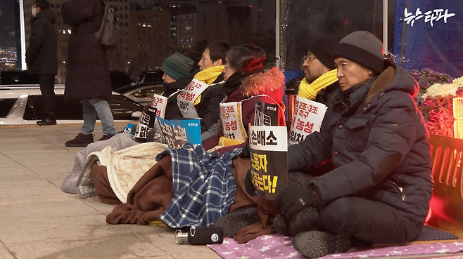 지난 12월 23일 노란봉투법 연내 제정을 촉구하며 국회 본청 앞에서 농성중인 대우조선해양 하청노동자들.&nbsp;