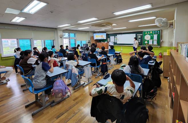 서울 노원구 학생들이 인터넷·스마트폰 중독 예방법에 대한 강의를 듣고 있다.노원구 제공