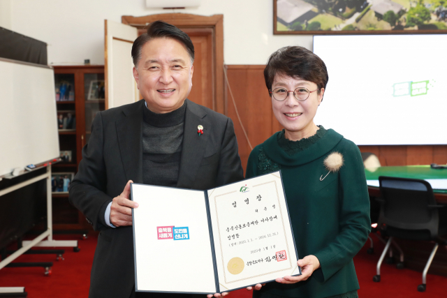 김영환(왼쪽) 충북도지사가 충북신용보증재단 허은영(오른쪽) 신임 이사장에게 임명장을 수여하고 기념촬영을 하고 있다. 사진제공=충북도