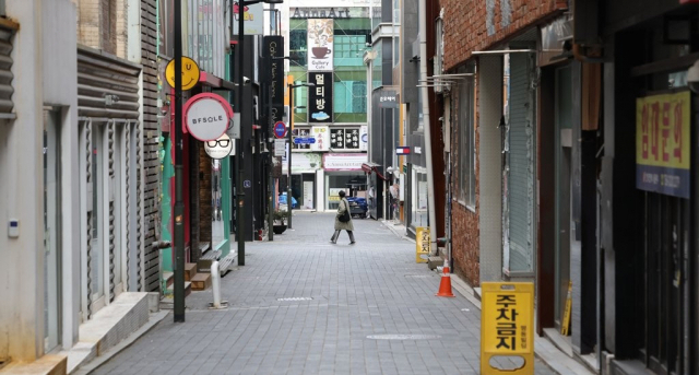 자영업자들이 몰려 있는 서울의 한 상가골목이 한산한 모습을 보이고 있다. 연합뉴스