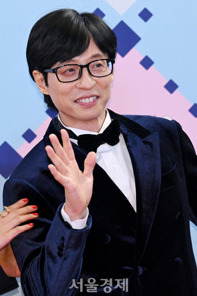 방송인 유재석이 29일 오후 서울 마포구 상암 MBC 미디어센터에서 열린 '2022 MBC 방송연예대상' 레드카펫에서 포즈를 취하고 있다. / 사진=김규빈 기자