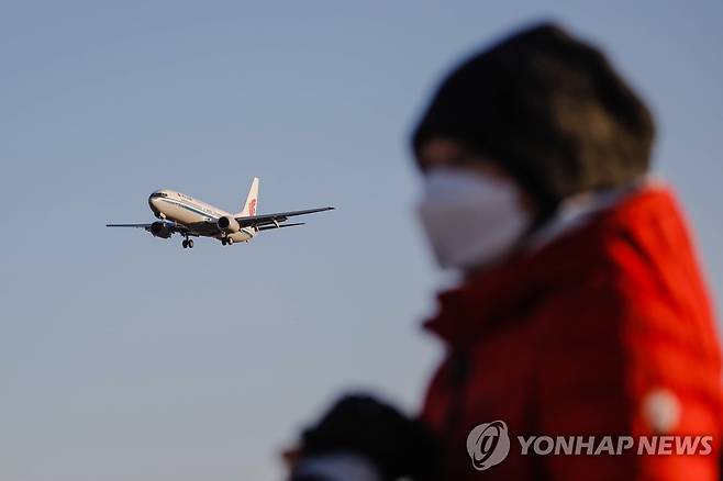 베이징 공항에 착륙하고 있는 여객기  [EPA 연합뉴스 자료사진. 재판매 및 DB 금지]