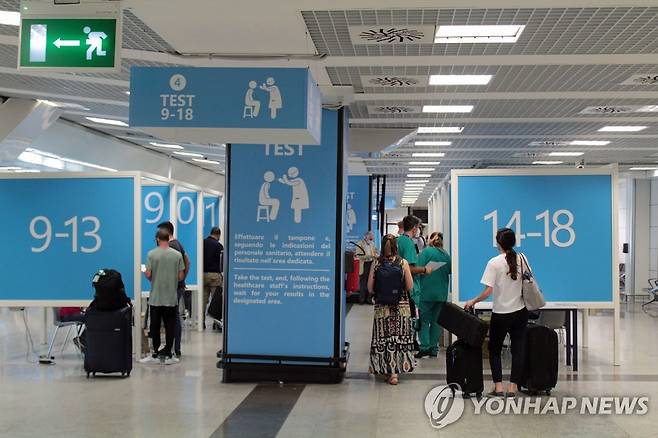 2021년 11월 이탈리아 로마 피우미치노 공항에서 입국자들이 코로나19 진단 검사를 받고 있다. [EPA=연합뉴스 자료사진. 재판매 및 DB 금지]