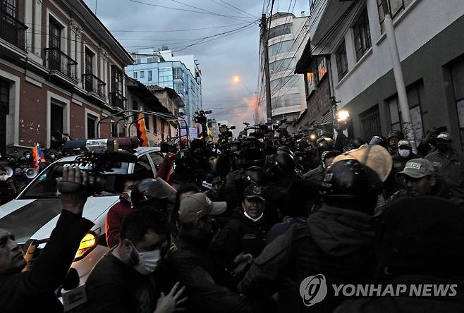 볼리비아 라파스 특수부대 앞에 몰려든 산타크루스 주지사 지지자  (라파스 AFP=연합뉴스) 28일(현지시간) 볼리비아 수도 라파스에서 루이스 페르난도 카마초 산타크루스 주지사 체포에 항의하는 지지자들이 경찰과 대치하고 있다. 2022.12.29