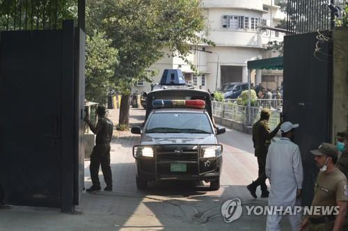 파키스탄 라호르의 법원을 빠져나오는 경찰차.[기사 내용과는 상관 없음] [EPA 연합뉴스 자료사진. 재판매 및 DB 금지]