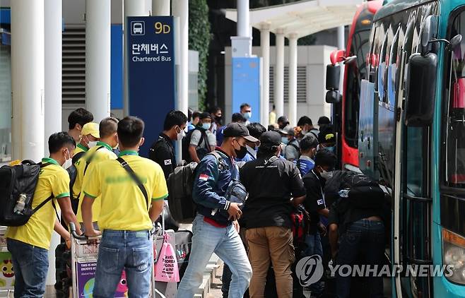 단체버스 타는 외국인 근로자들 [연합뉴스 자료사진]