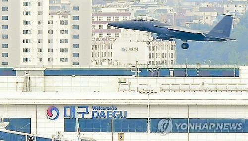 대구공항 위 지나는 전투기  [연합뉴스 자료사진]