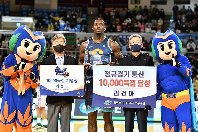 라건아 통산 1만득점 달성 시상식 [KBL 제공. 재판매 및 DB 금지]