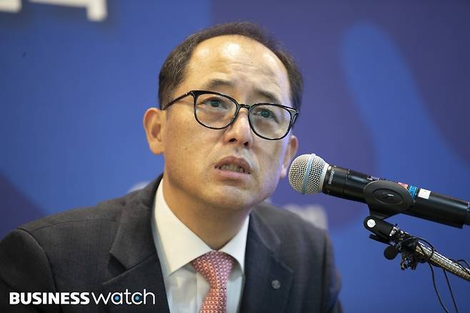 한용구&nbsp;신임 신한은행장이 30일 오전 서울 중구 신한은행 본점에서 열린 취임 기자간담회에서 취재진의 질문에 답하고 있다./사진=이명근 기자 qwe123@