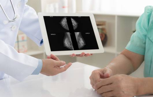 유방촬영술 결과를 두고 의사와 상담하는 모습ㅣ출처: 게티 이미지뱅크