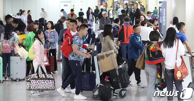 제주시 제주국제공항 국제선 도착 대합실에서 관광객들이 입국하고 있다. 2019.4.30/뉴스1 ⓒ News1