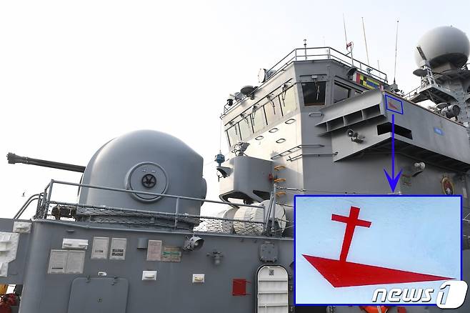 지난 1990년 취역해 32년간 활약한 해군 초계함 '영주함' 측방 함교에 북한 어뢰정을 격침시켰음을 증명하는 표지 킬마크가 새겨져 있다. (해군 제공) 2022.12.30/뉴스1