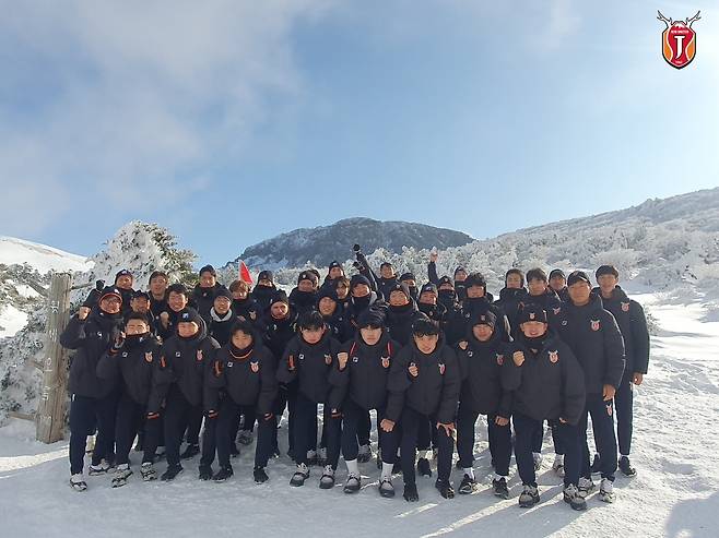 한라산을 오른 제주 선수단(제주 제공)