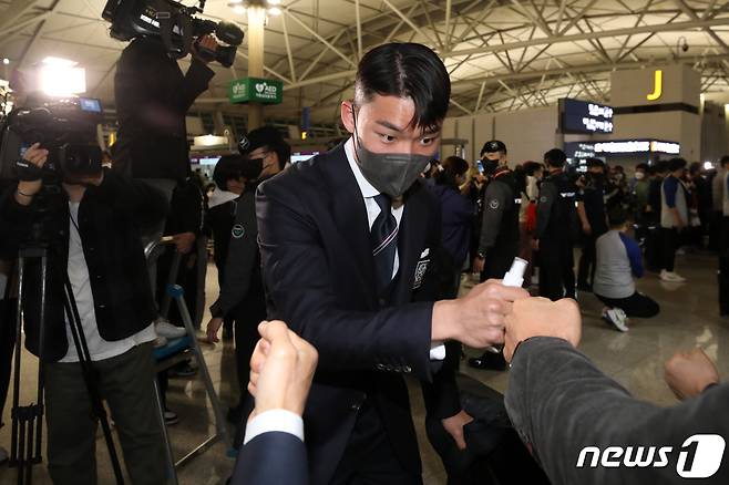 파울루 벤투 감독이 이끄는 축구 국가대표팀이 13일 오후 인천국제공항에서 카타르 월드컵 참가를 위해 도하로 출국하고 있다. 벤투호는 오는 24일 오후 10시 우루과이와의 경기를 시작으로 가나(28일 오후 10시), 포르투갈(12월3일 오전 0시)과 차례로 조별리그를 치른다. 2022.11.13/뉴스1 ⓒ News1 이승배 기자