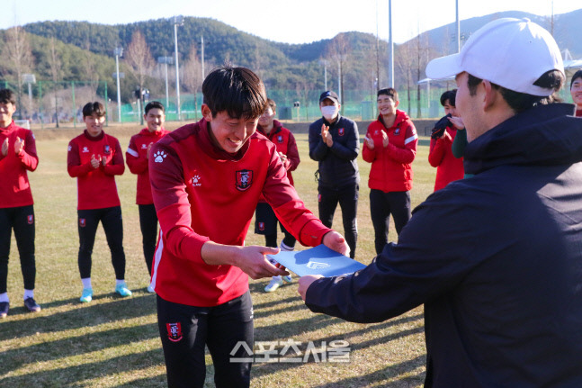 남현욱과 부천FC 선수단. 부천FC