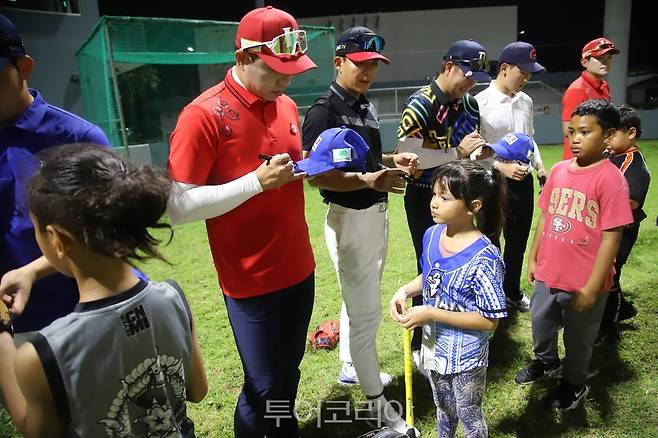 약 두 시간의 클리닉 종료 후 진행된 KBO 선수 사인회