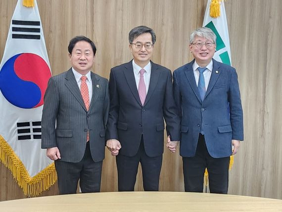 30일 주광덕 남양주시장, 김동연 경기도지사, 조응천 남양주 갑 국회의원(왼쪽부터)은 ‘경기북부 경기도의료원’ 신설에 대해 논의한 뒤 기념촬영을 하고 있다. 사진=남양주시