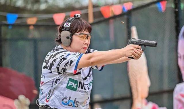 실용 사격 국가대표로 발탁된 김민경이 11월 태국에서 열린 2022 IPSC 핸드건 월드슛 대회에서 총을 쏘고 있다. IPSC 제공