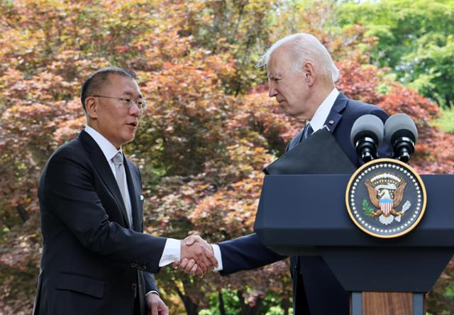 4월 방한한 조 바이든 미국 대통령이 서울 용산구 그랜드 하얏트 호텔에서 정의선 현대차그룹 회장과 면담하며 악수하고 있다. 연합뉴스