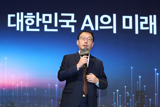 구현모 KT 대표가 KT가 지난달 16일 소피텔 앰배서더 서울에서 열린 기자간담회에서 'AI 발전전략'을 발표하고 있다. KT 제공