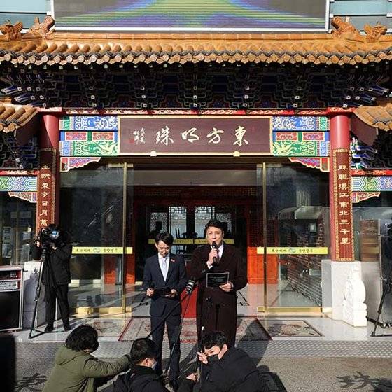 중국 비밀경찰서의 국내 거점으로 지목된 서울 송파구 중식당 ‘동방명주’의 대표 왕하이쥔이 29일 식당 앞에서 열린 기자회견에서 “모든 대외 발표 일정은 31일에 하기로 했다”면서도 “비밀경찰서 관련 보도가 있기 전까지 식당은 정상적인 영업장소였다”며 의혹을 부인했다. [뉴시스]