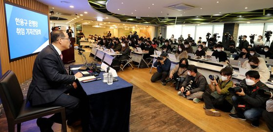 한용구 신임 신한은행장이 30일 서울 중구 신한은행 본사에서 열린 취임 기자간담회에서 취재진 질문에 대한 답변을 하고 있다. 뉴스1